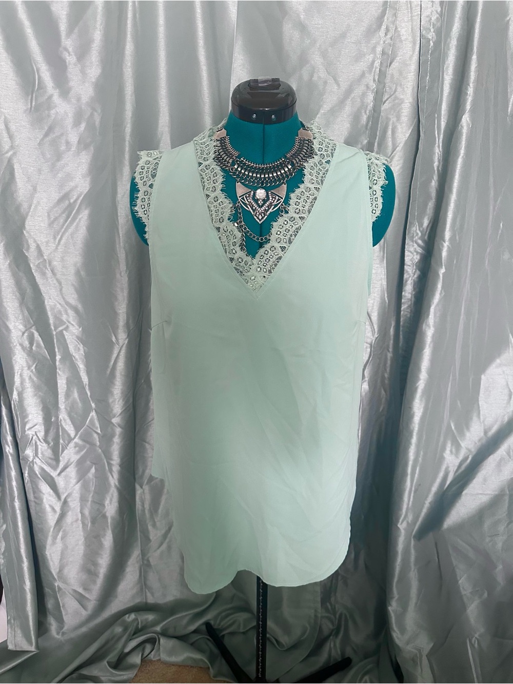 Sleeveless Lace-Trim V-Neck Tank Top - Mint